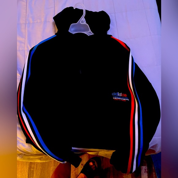 Cropped adidas hoodie size Large excellent used condition super comfy! - Picture 2 of 4